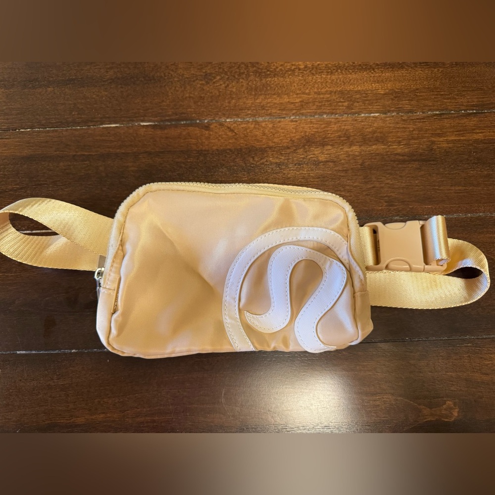 NWOT Lululemon everywhere belt bag 1L - Picture 7 of 15